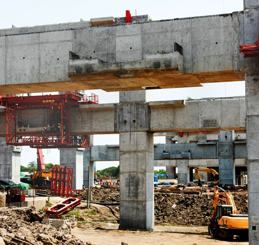 Estructura de concreto en obra con maquinaria