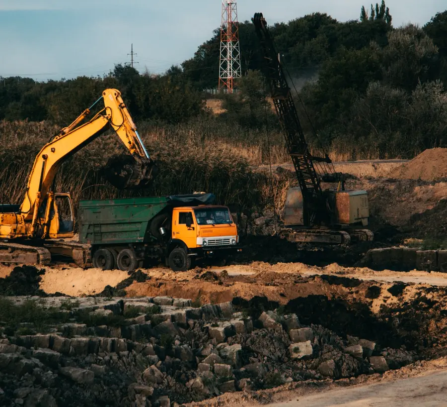 Excavadora cargando un camión en una mina a cielo abierto